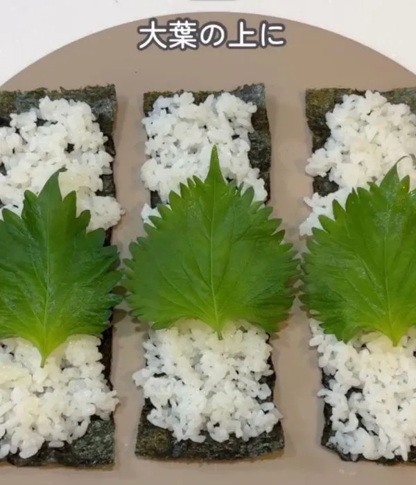 ご飯の上に大葉をのせている様子
