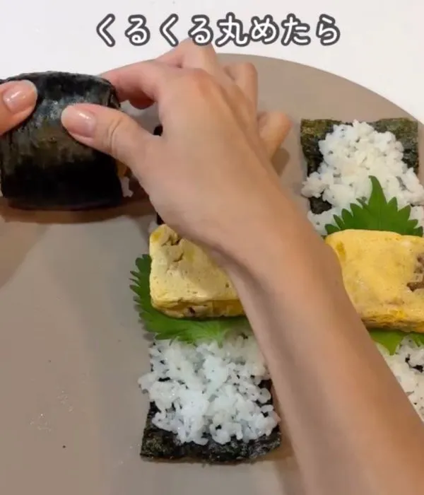 海苔を折りたたみおにぎりを作っている様子
