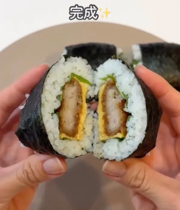 完成したソースカツおにぎり