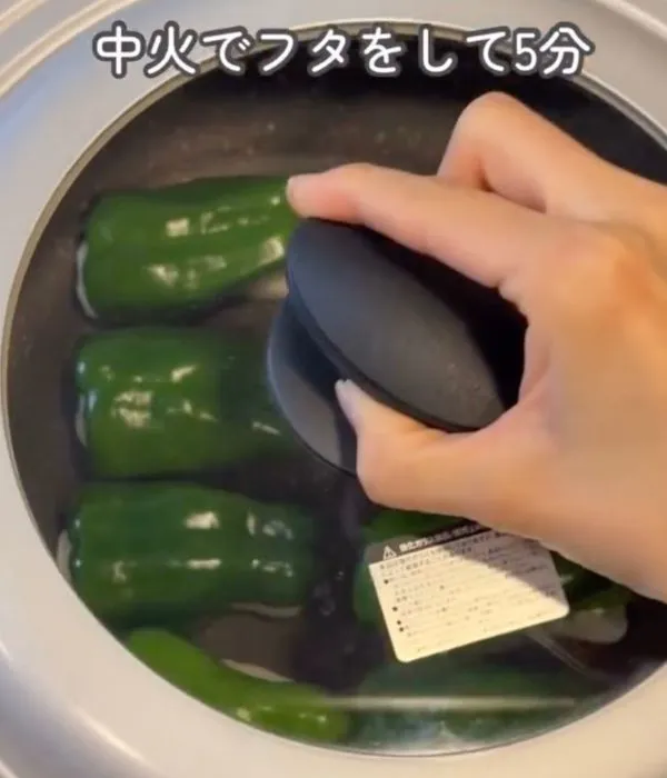 フライパンに蓋をしている様子