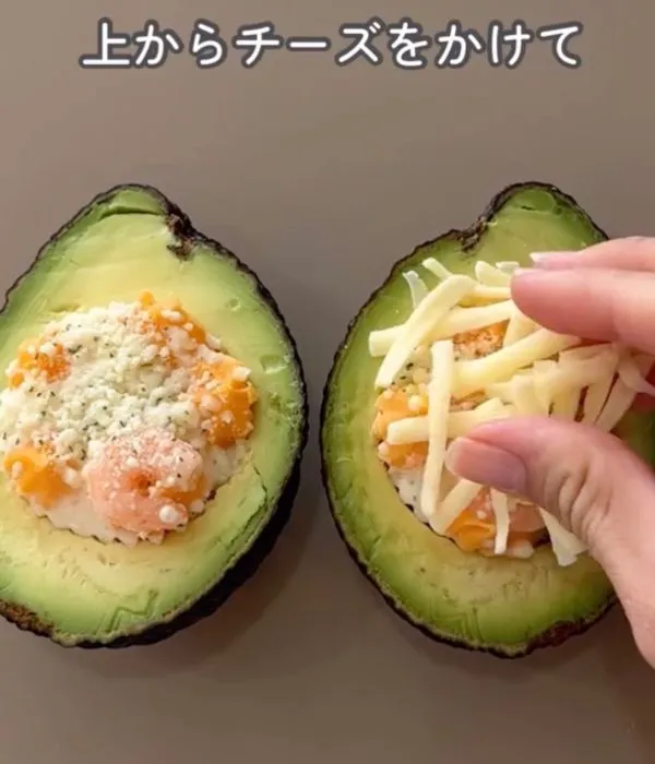 アボカドとグラタンの上にチーズをかけている様子