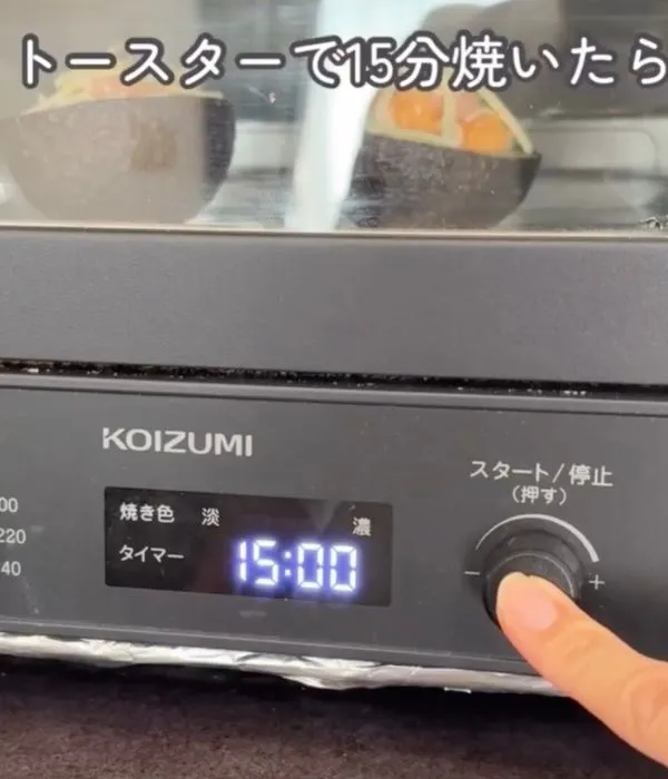 電子レンジを操作している様子