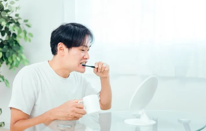 歯磨きをする男性の写真