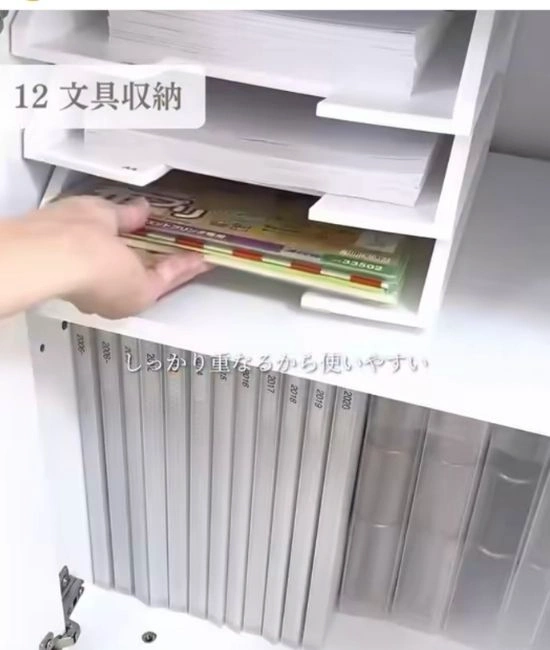 書類を取り出す様子