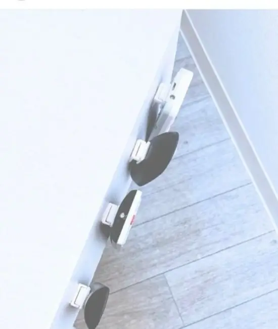 リモコンを浮かせて収納する様子