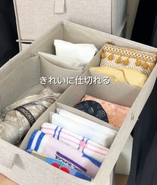 小物を収納する様子