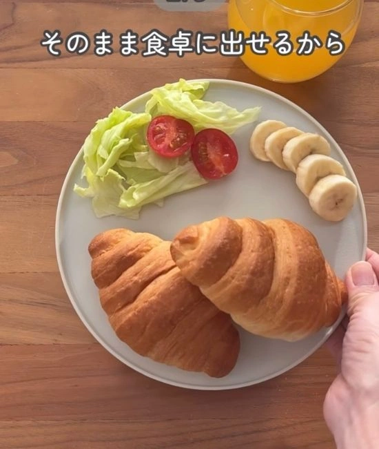 朝食を盛りつけたお皿