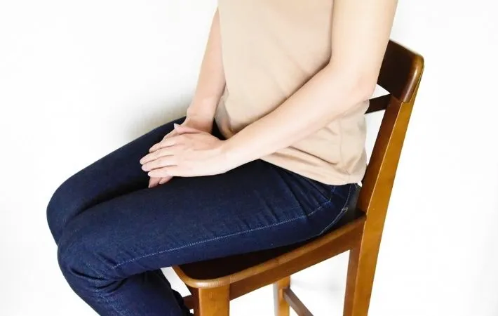 椅子に座る女性の写真