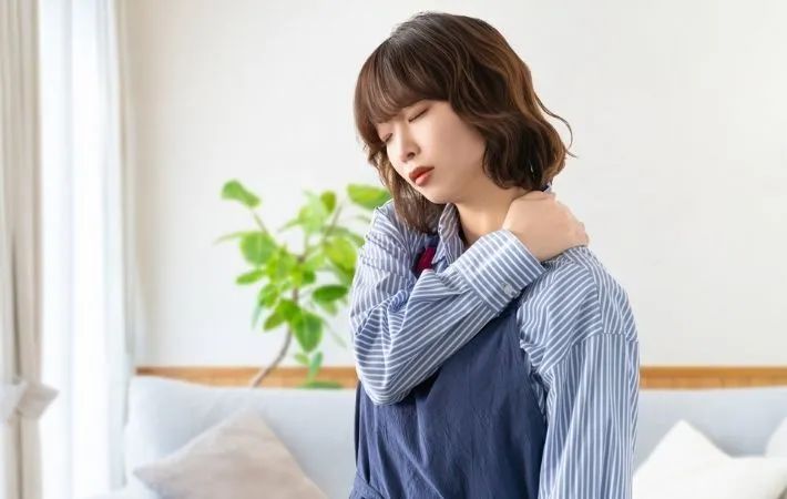 首を傾ける女性の写真