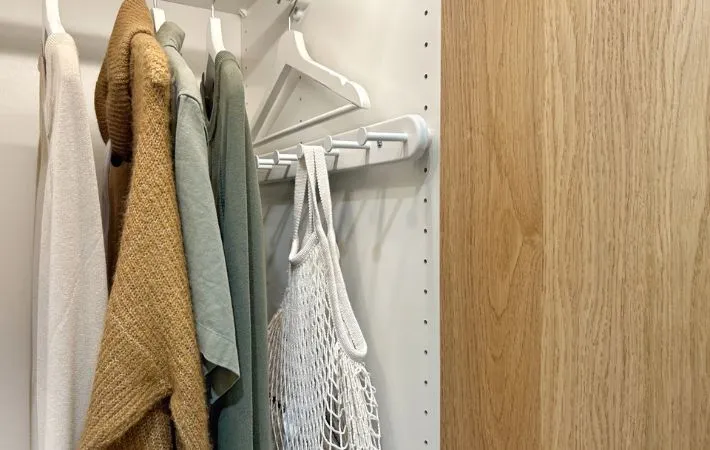 クローゼットに掛けられた衣類の写真