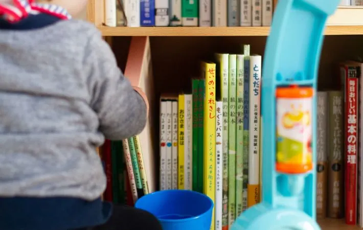 本だなと子供の写真
