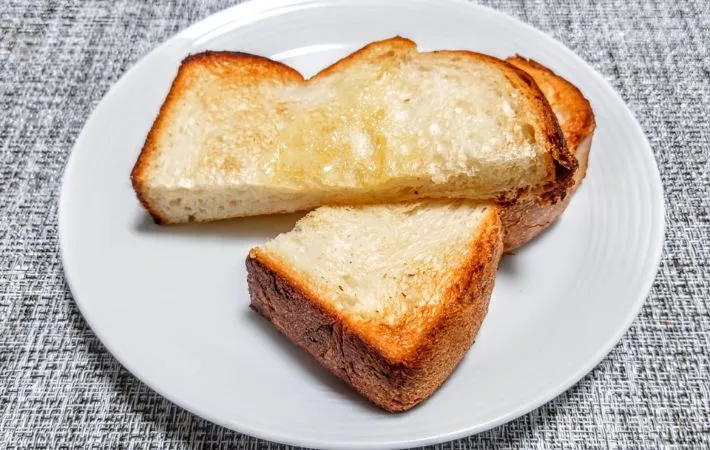 皿の上のトーストの写真