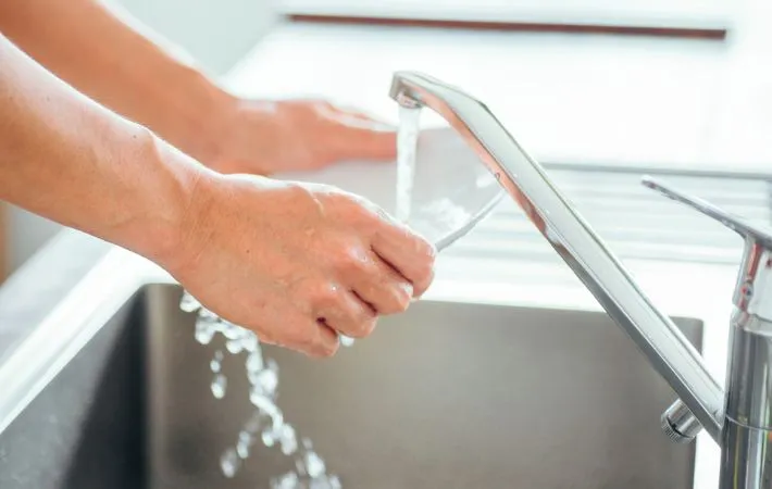 洗い物をしている写真