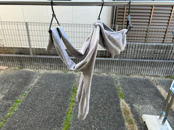 オバケ干ししたグレーのパーカー