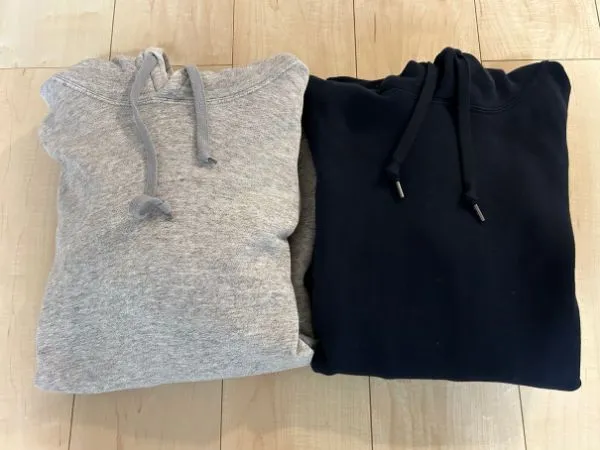 床に並べられたパーカー