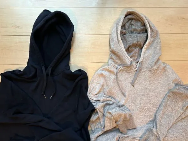 床に並べたパーカー