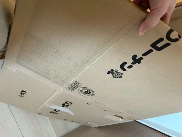 ダンボールを手で持っている様子