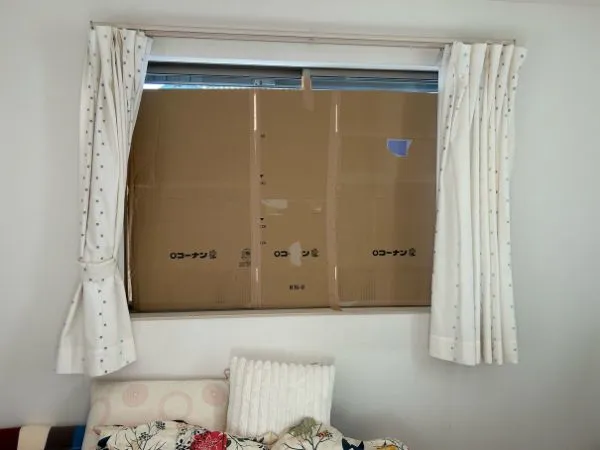 窓に段ボールを貼った状態