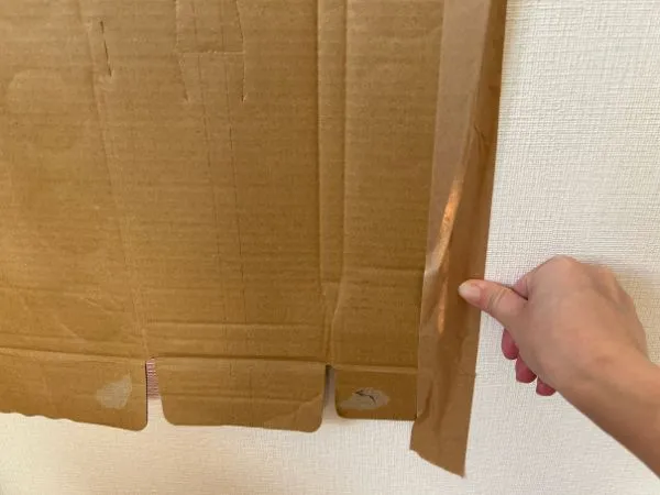 ピッタリ貼りつけられたダンボール