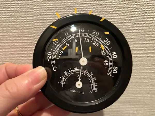 ダンボールで窓を塞いだ日の温度計の写真