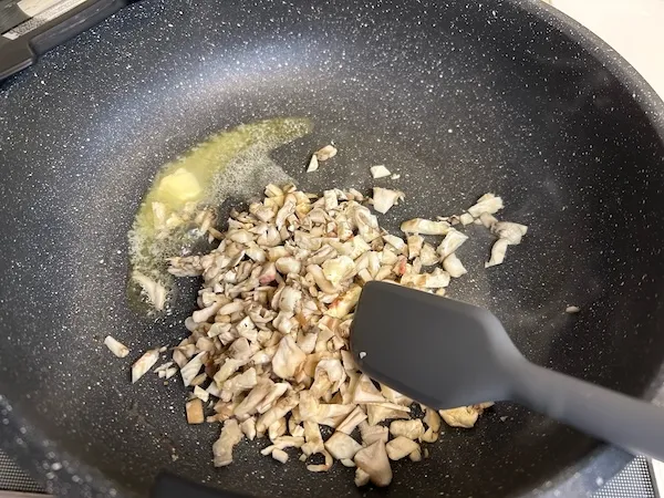 マイタケを炒める様子