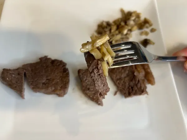 ソースをかけた肉