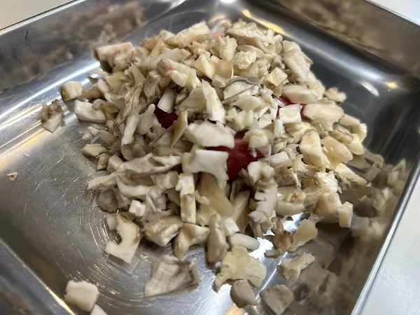 肉にマイタケをのせた様子