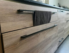 引き出しにいつも挟まるキッチンタオル 『コレ』をつけると…?「発想がスゴイわ」「天才かよ」