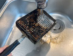 頑固なフライパンのコゲに『あるモノ』をスプレーすると…？　「何これ、めっちゃ快感！」「想像を超えた」