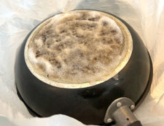 「捨てる前にやってよかった…」　フライパンのひどいコゲ汚れに『アレ』をスプレーしてみたら？「うわっ気持ちいい！」