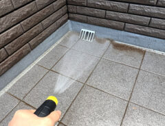「大掃除の時にあればよかった…」 ベランダや玄関の掃除を圧倒的にラクにしてくれた“あるアイテム”とは?