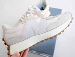 コーデが難しいなんて、もう言わせない！　個性を放つ『ニューバランス327』は「何にでも合う万能シューズ」