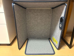 仕事中に足元が冷えるなら？　置くだけで簡単に温められる方法に「コレはありがたい！」