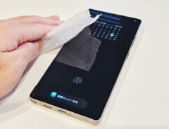 ウェットティッシュで拭いてないよね？　スマホ画面を傷つけない1枚に「軽くなでるだけでめっちゃ楽！」