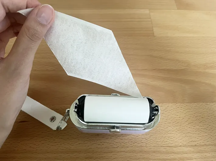 『取り換え式２ｗａｙほこり取り』の粘着テープの写真（撮影：grapeライフハック編集部）