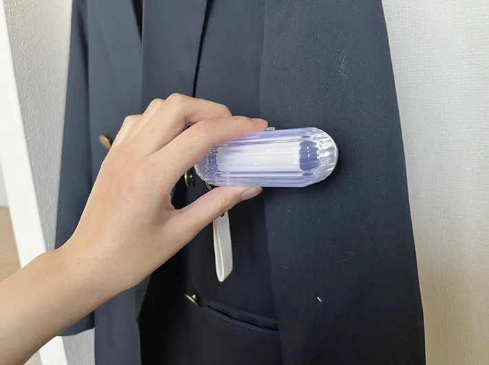 『取り換え式２ｗａｙほこり取り』でほこりを取るジャケットの写真（撮影：grapeライフハック編集部）