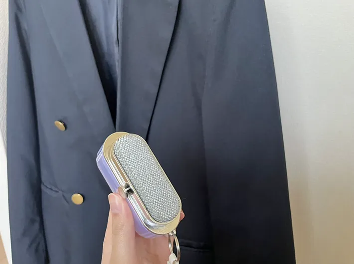 『取り換え式２ｗａｙほこり取り』でほこりを取るジャケットの写真（撮影：grapeライフハック編集部）
