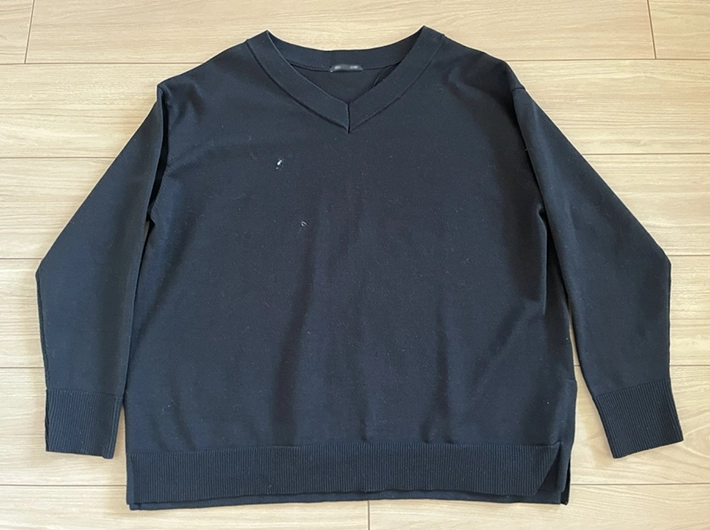 『取り換え式２ｗａｙほこり取り』でほこりを取るニットの写真（撮影：grapeライフハック編集部）