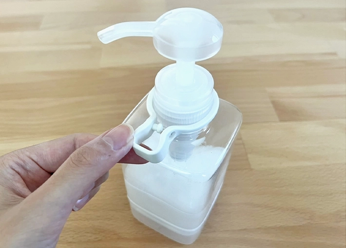 ボトルにかけた『マウスウォッシュコップ』の写真（撮影：grapeライフハック編集部）