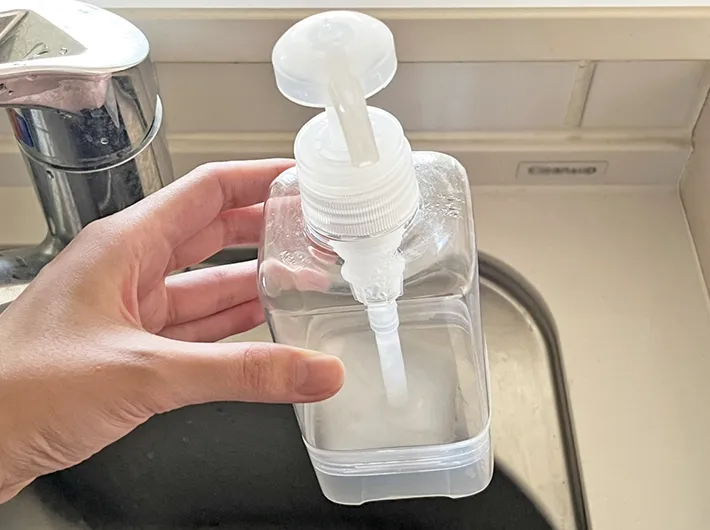 キッチンで使っている『残さず使えるエコボトル』の写真（撮影：grapeライフハック編集部）