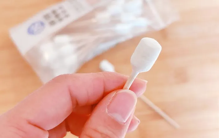 『セリア すきま掃除用綿棒』の写真（撮影：キジカク）