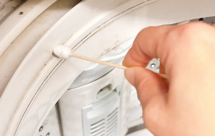 『セリア すきま掃除用綿棒』の使用写真（撮影：キジカク）