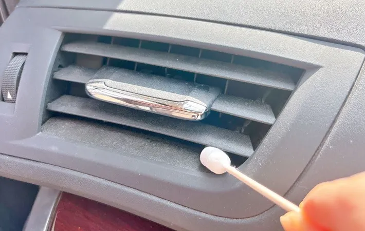 『セリア すきま掃除用綿棒』の使用写真（撮影：キジカク）