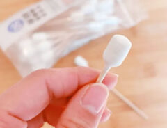 『セリア すきま掃除用綿棒』の使用写真（撮影：キジカク）