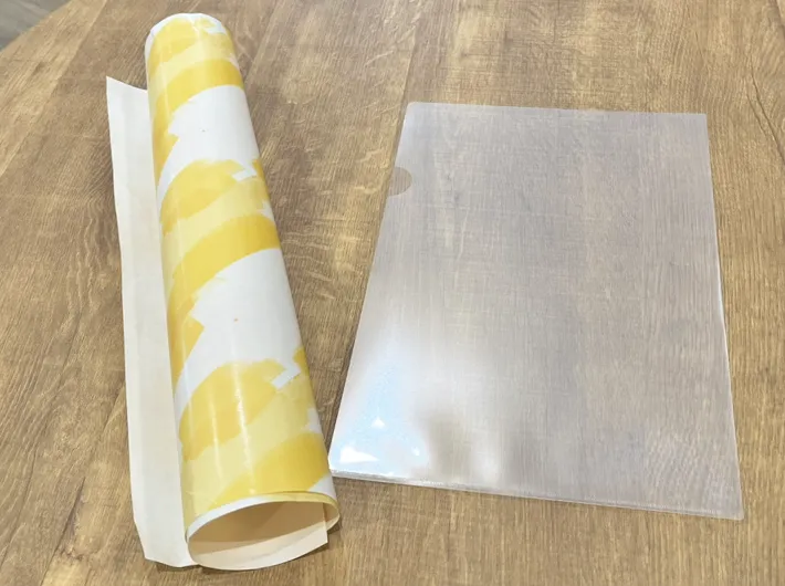 クリアファイルと包装紙の写真（撮影：grapeライフハック編集部）