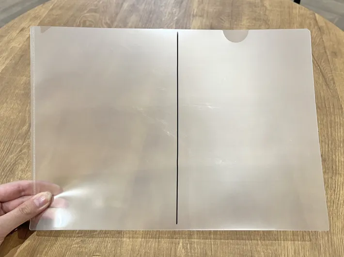 線を引いたクリアファイルの写真（撮影：grapeライフハック編集部）