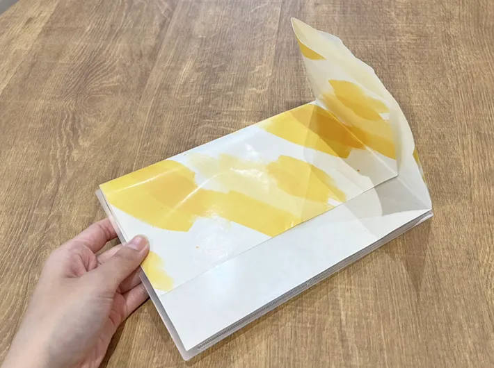包装紙を挟んだクリアファイルの写真（撮影：grapeライフハック編集部）