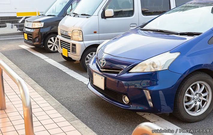 車と駐車場の写真