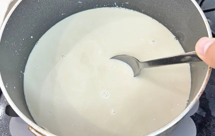 『ほうじ茶ラテで作るプリン』を作る写真（撮影：キジカク）