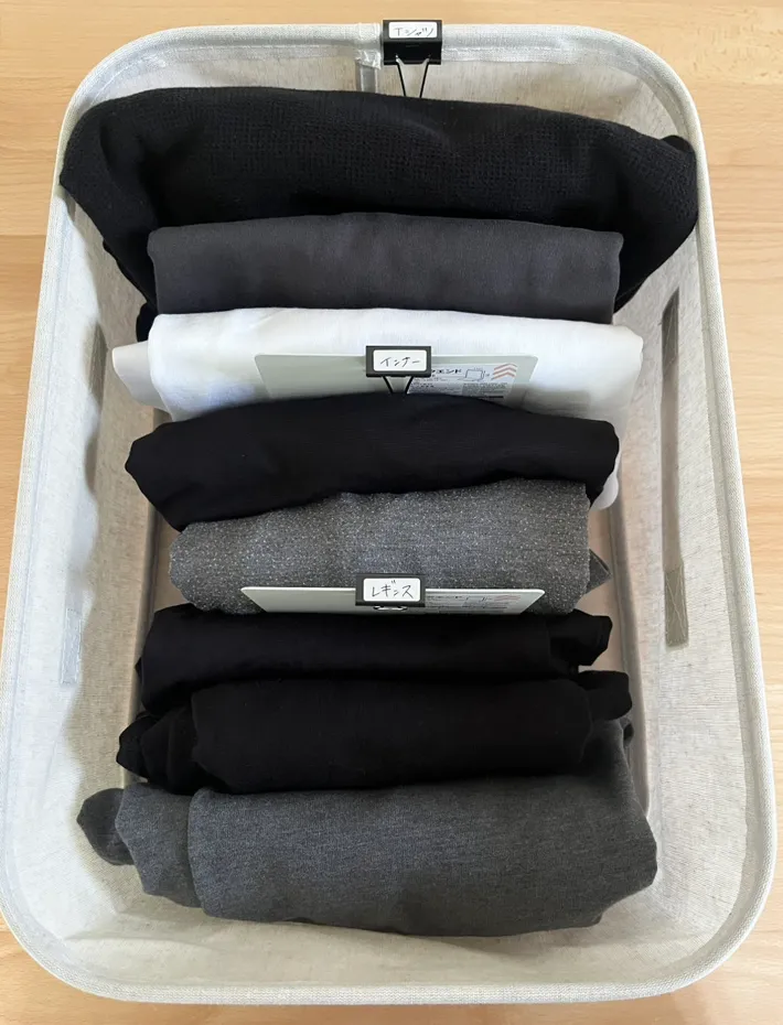 ブックエンドを使った衣類収納の写真（撮影：grapeライフハック編集部）